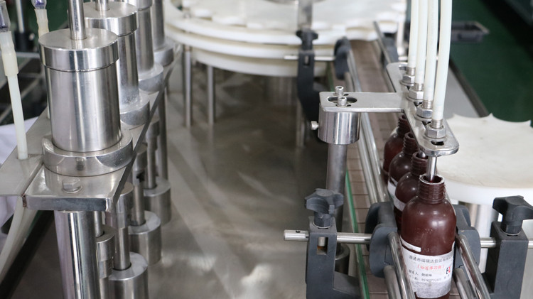 500 ml: n pyöreä pullojen täyttölaite korkitiivisteellä ja tähtipyörällä