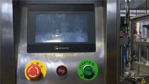 Ultraääniä sulkeva kosmeettisten putkien täyttölaite