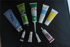 Ultraääniä sulkeva kosmeettisten putkien täyttölaite