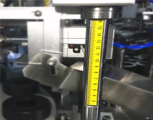 Ultraääniä sulkeva kosmeettisten putkien täyttölaite