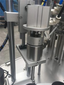 Ultraääniä sulkeva kosmeettisten putkien täyttölaite