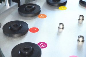 Ultraääniä sulkeva kosmeettisten putkien täyttölaite