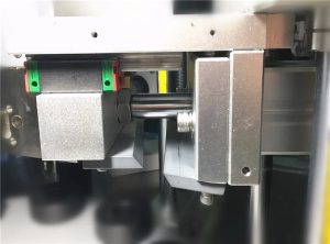 Ultraääniä sulkeva kosmeettisten putkien täyttölaite